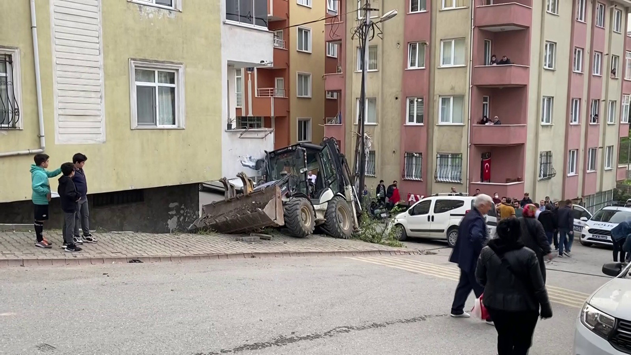 Ümraniye'de panik dolu anlar! İş makinesi önüne geleni biçti